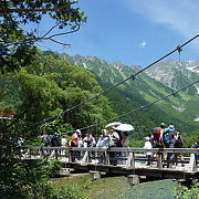 澄んだ河の水と山が美しい