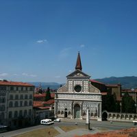 窓から見えるサンタ・マリア・ノヴェッラ教会と広場