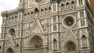 フィレンツェの中心に建つ各色大理石のコントラストが美しい上品な建築