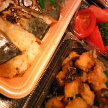 ウツボのから揚げ。トマト。さば寿司。