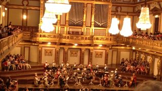 黄金の間は、文字通り金ぴかでした。