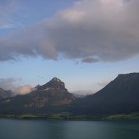 部屋から見える山と空