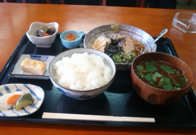 駅前に目立つ定食屋さん