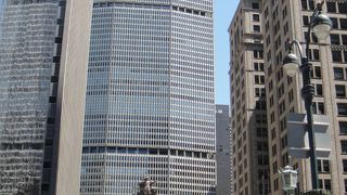 高層ビルと歴史建造物が並ぶ