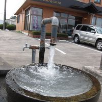 駐車場にある温泉湧出口