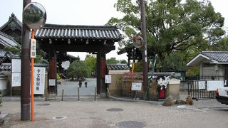 庭でのんびりお茶ができます。あぶり餅がお勧めです。