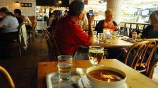 広場前のビル地下にある市場とその食堂がお勧め