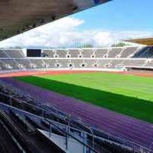 大屋根と緑の芝生。その意味では普通のスタジアムかも