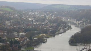 ムーズ川の真珠と言われる町