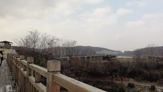 北朝鮮に続く線路が見えます。