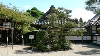 本尊の木造菩薩半跏像で著名な中宮寺（ちゅうぐうじ）