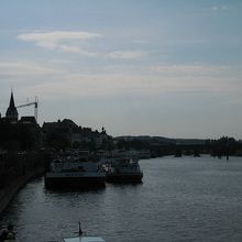 遊覧船の船着き場も近くにあります。