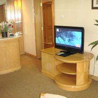 入口のドアーの閉まりがよくない、足で蹴飛ばしてきっちりしめて