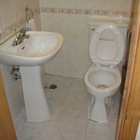 何故か入口横に２つ目のトイレ・洗面があった