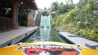 ジャラッシックパークでアトラクションでは、防水用のカッパ等が必要。