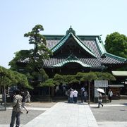 見所は、裏手の彫刻美術館に日本庭園