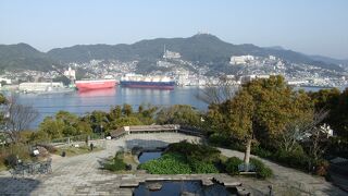 グラバー園の一番上から長崎湾越しに稲佐山方面を望んだ風景