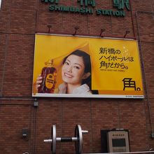 JRの駅舎前には鉄道関連のオブジェがいくつかあり。