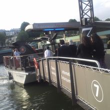 ここを渡って、乗船。個人で利用するには、この前に受付アリ。