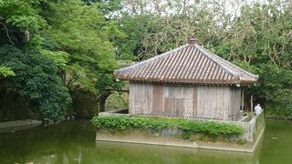 円鑑池 --- 「首里城」のすぐそばにある美しい池です。国重文の橋も架かっています。