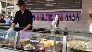 夏はフィルムコンサートがあり屋台がたくさん並びます