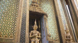 短パン、ノースリーブはダメ