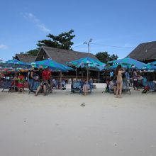 浜辺の椅子利用は１５０バーツと有料