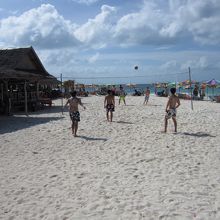 ビーチバレーをしている人々