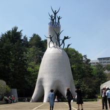 「母の塔」がある公園スペース