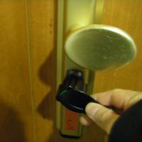 カギを当ててグルグル回して開けるのですが・・・難しい