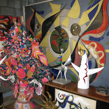 居間に詰め込みすぎている作品