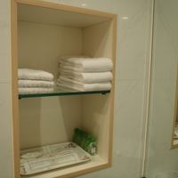 シャンプーとボディーソープ石鹸、ドライヤーもあります。