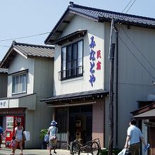 粟島港の目の前にある