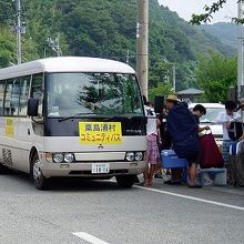 周遊道を走るコミュニテイバス