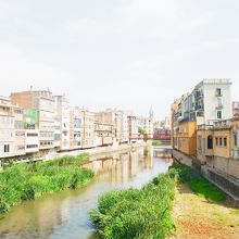 ジローナの旧市街へは、この川を渡って