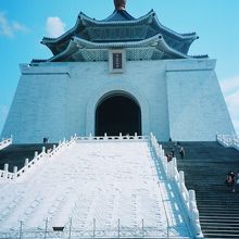 白亜の建物が目を惹きます