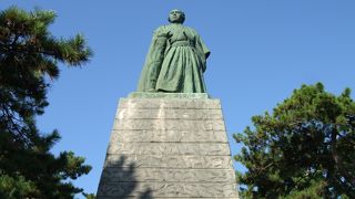 室戸岬にある高岡慎太郎像と向きっているという話もあります