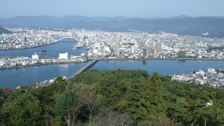 五台山の展望台から高知市を見下ろしたところ