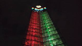 秋田港にめぼしいものはこのビルだけですが、夜のこのイルミネーションは変わっています