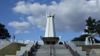 この白い建て物そのものが平和を祈る気持ちを雄弁に語っているようでした
