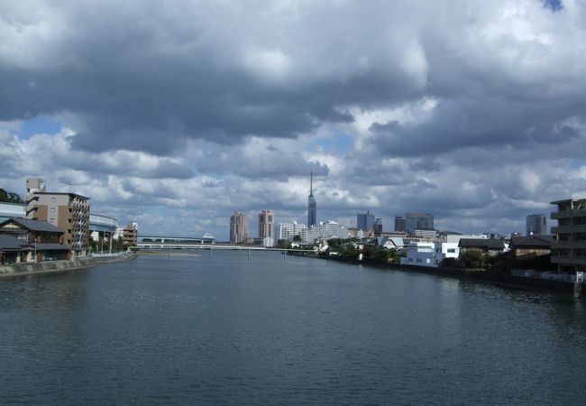 室見の駅を出て、西に向かうとすぐにこの室見川