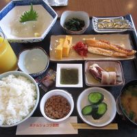 新鮮なイカ刺しもつく和朝食