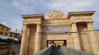 ローマ橋をわたって、川越しに旧市内を一望する