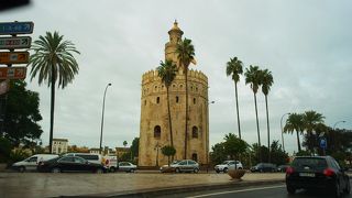 川のほとりに建つ瀟洒な建物は、一時期水牢だった