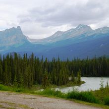 下を流れるボウ川とともに