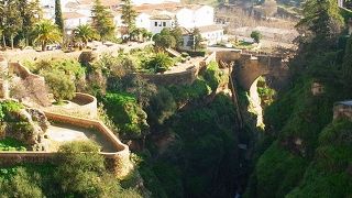 ２つの絶壁に架かる、低いほうの古い橋