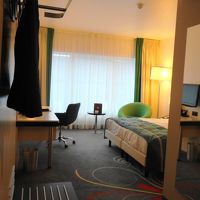 客室入り口から中を撮ったところ。手前左に洋服掛けとトランク置