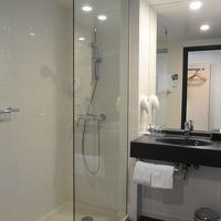 シャワーと洗面台。右手にトイレ。