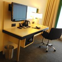 デスクとテレビと湯沸しポット&ティーセット