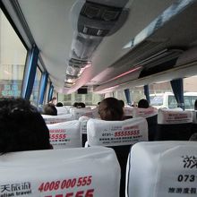 乗車率の高い車内